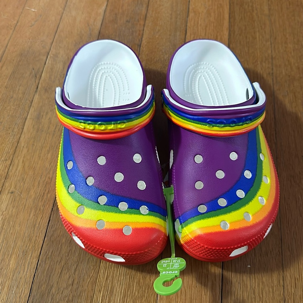 NWT New never worn rainbow men's 5 womens 7 crocs classic rainbow dye clog